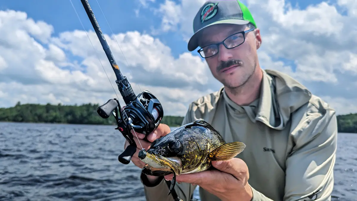 Hobie Wan Kenobi tenant un doré qu'il a capturé à l'aide du moulinet Daiwa Tatula BF TW 70