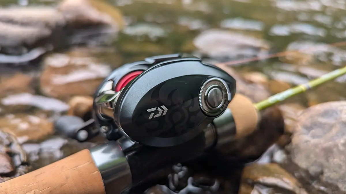 Daiwa Tatula BF TW 70 gros plan reposant sur les rochers dans un ruisseau