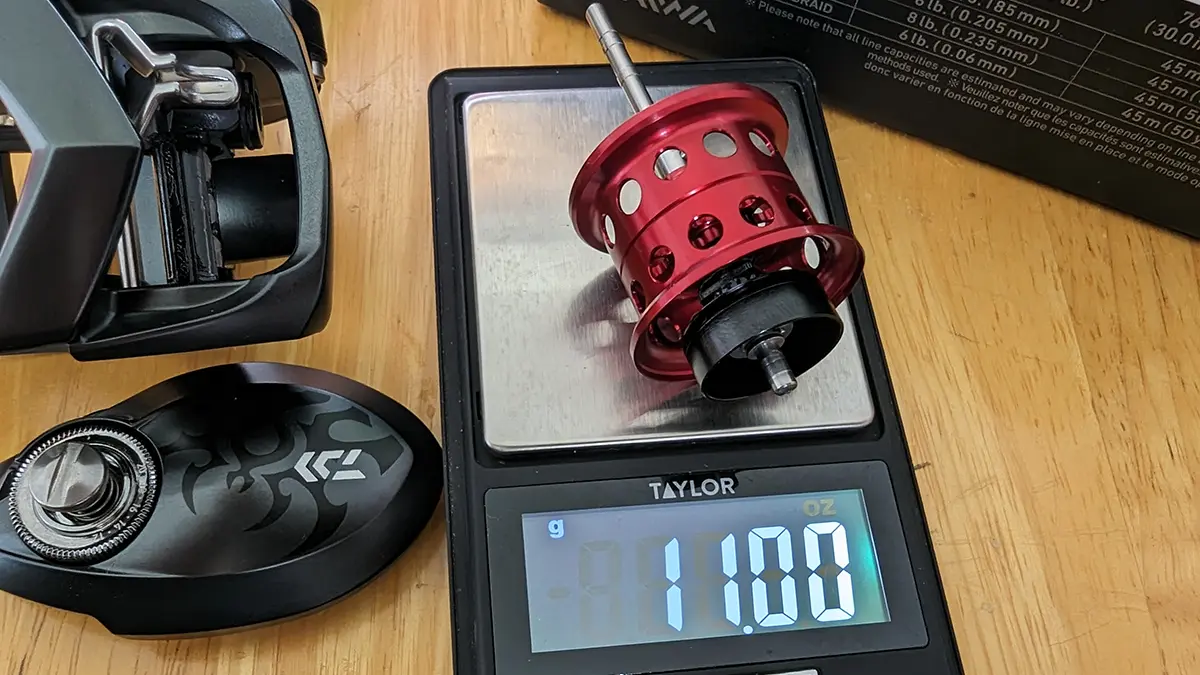 Bobine Daiwa Tatula BF TW 70 sur balance pesant 11 grammes