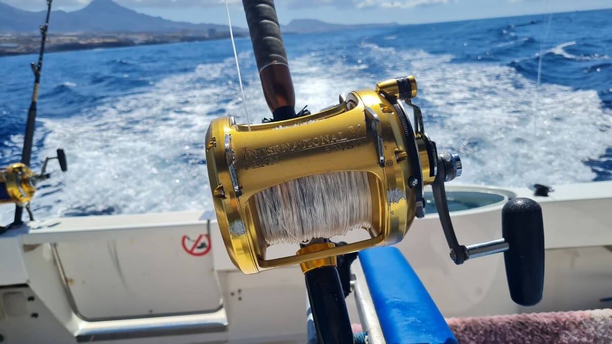 Moulinet conventionnel Penn International en action sur un bateau de pêche en eau salée