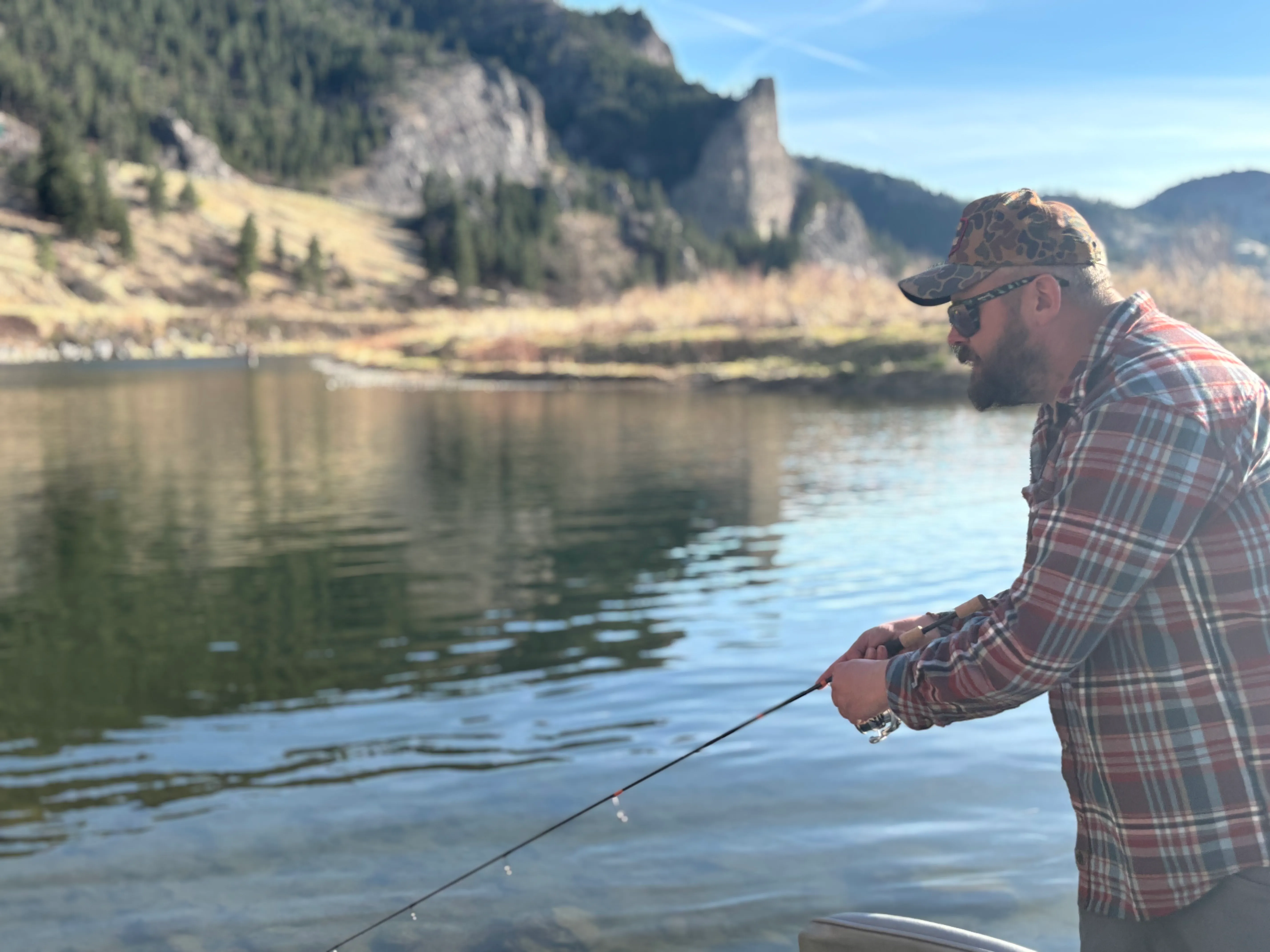 L'auteur teste les meilleures tiges de truite sur un lac. 