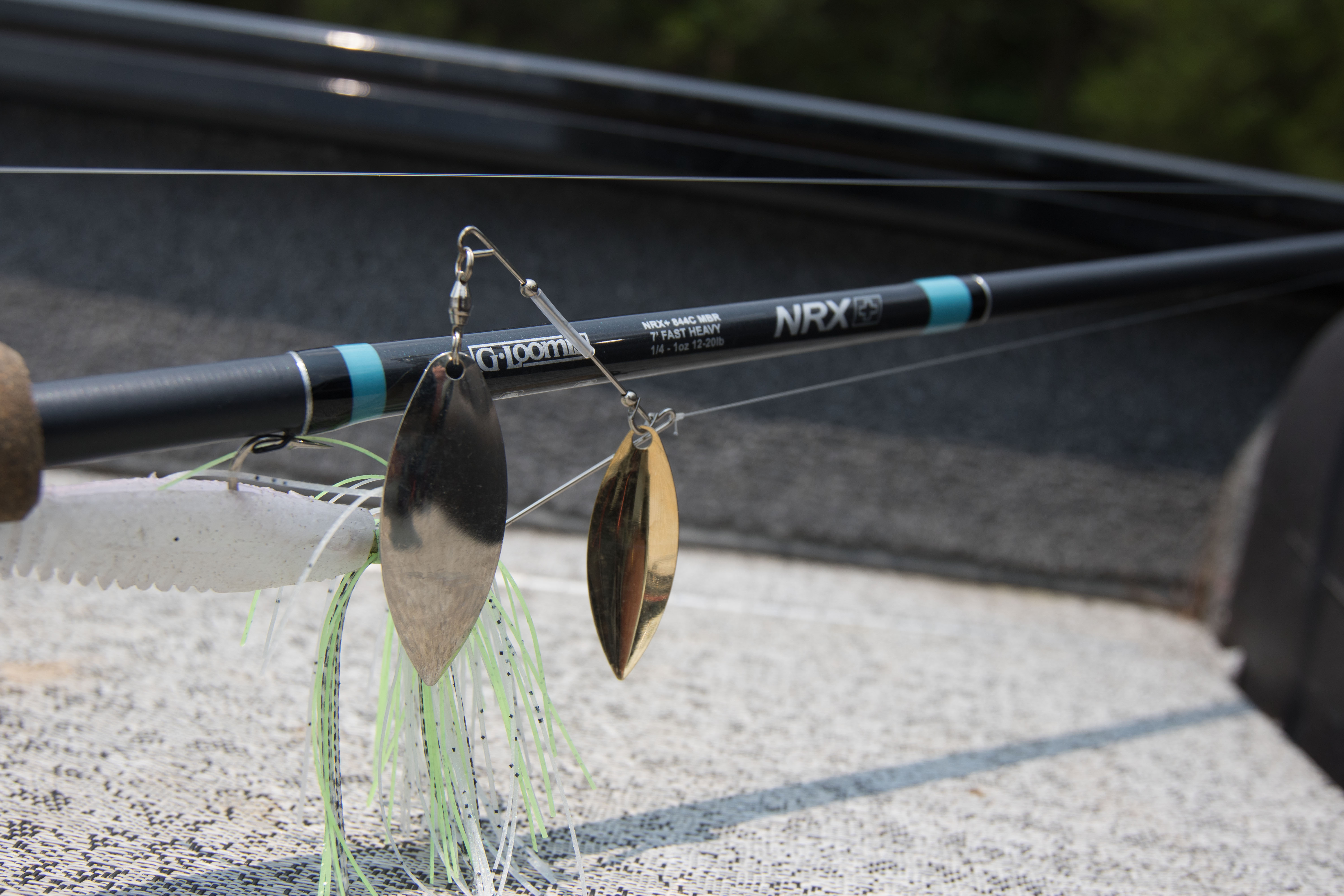 Un spinnerbait sur un hameçon