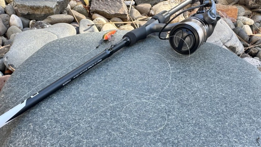 ligne de pêche - la ligne qui sort de l'extrémité de la bobine de votre moulinet en boucles enroulées a...