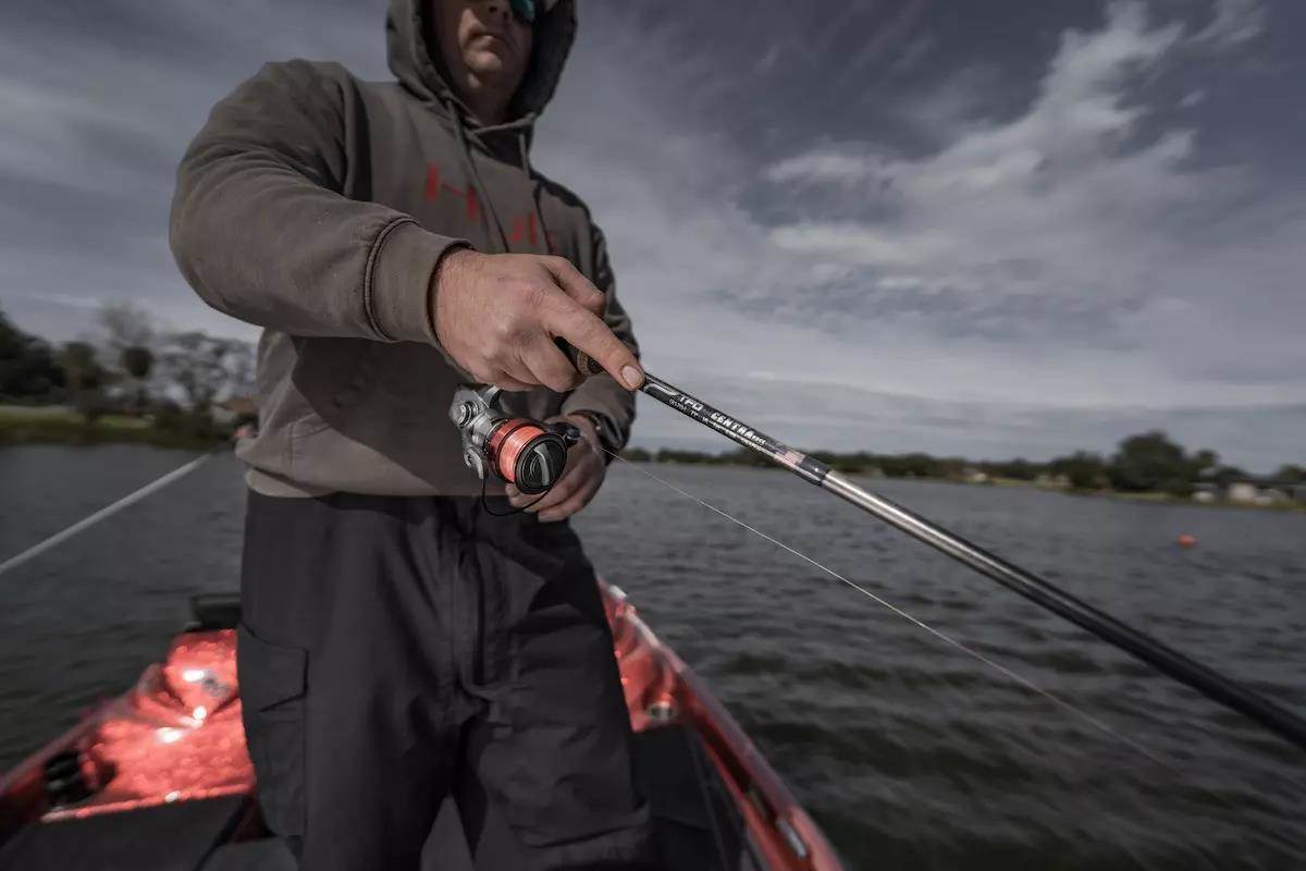 Pêche à la ligne à partir d'un bass boat.