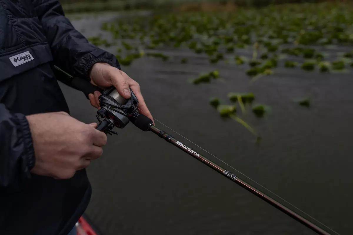 Pêche près des nénuphars.