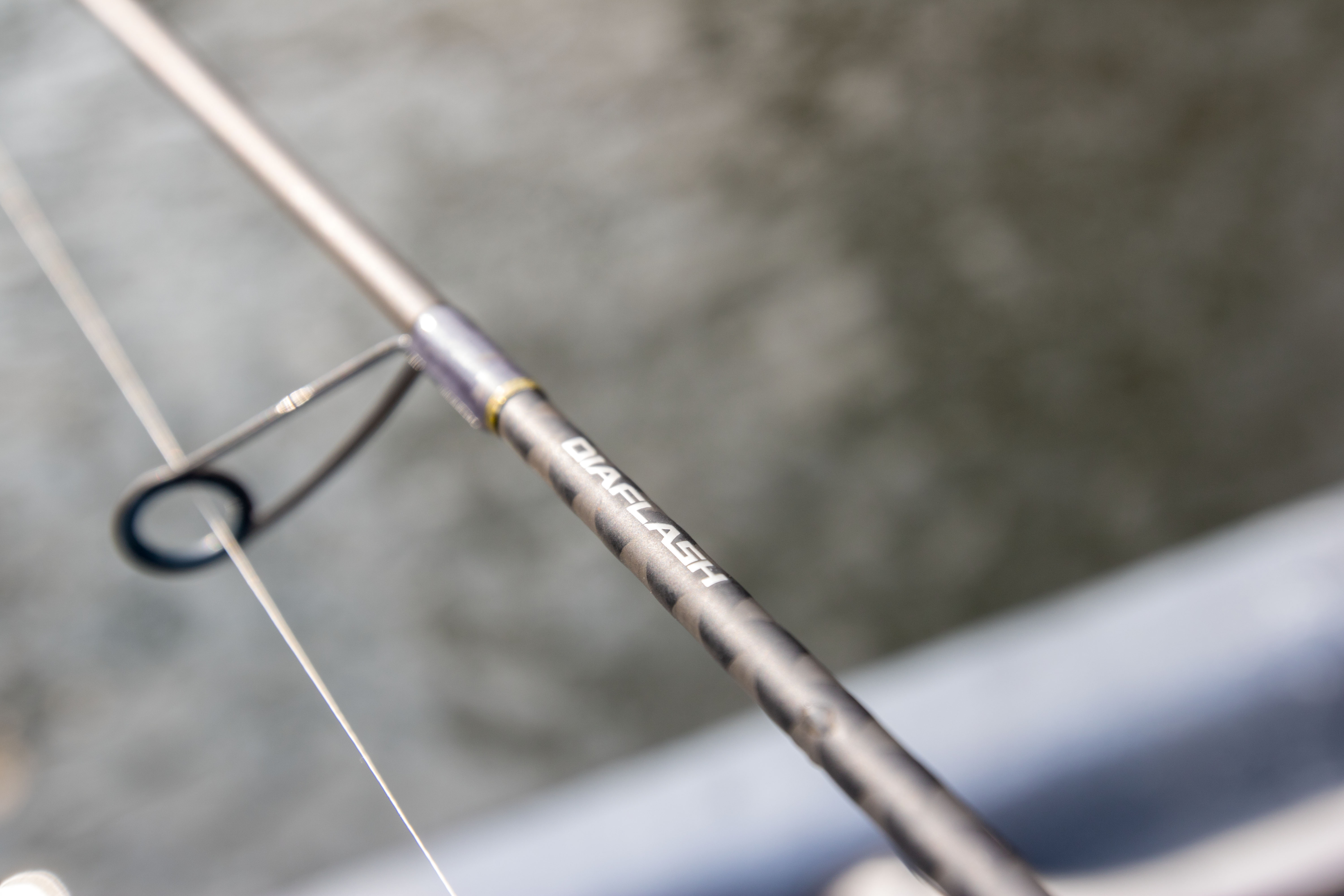 L'étiquette Dialflash sur la canne spinning Shimano Compre Light.