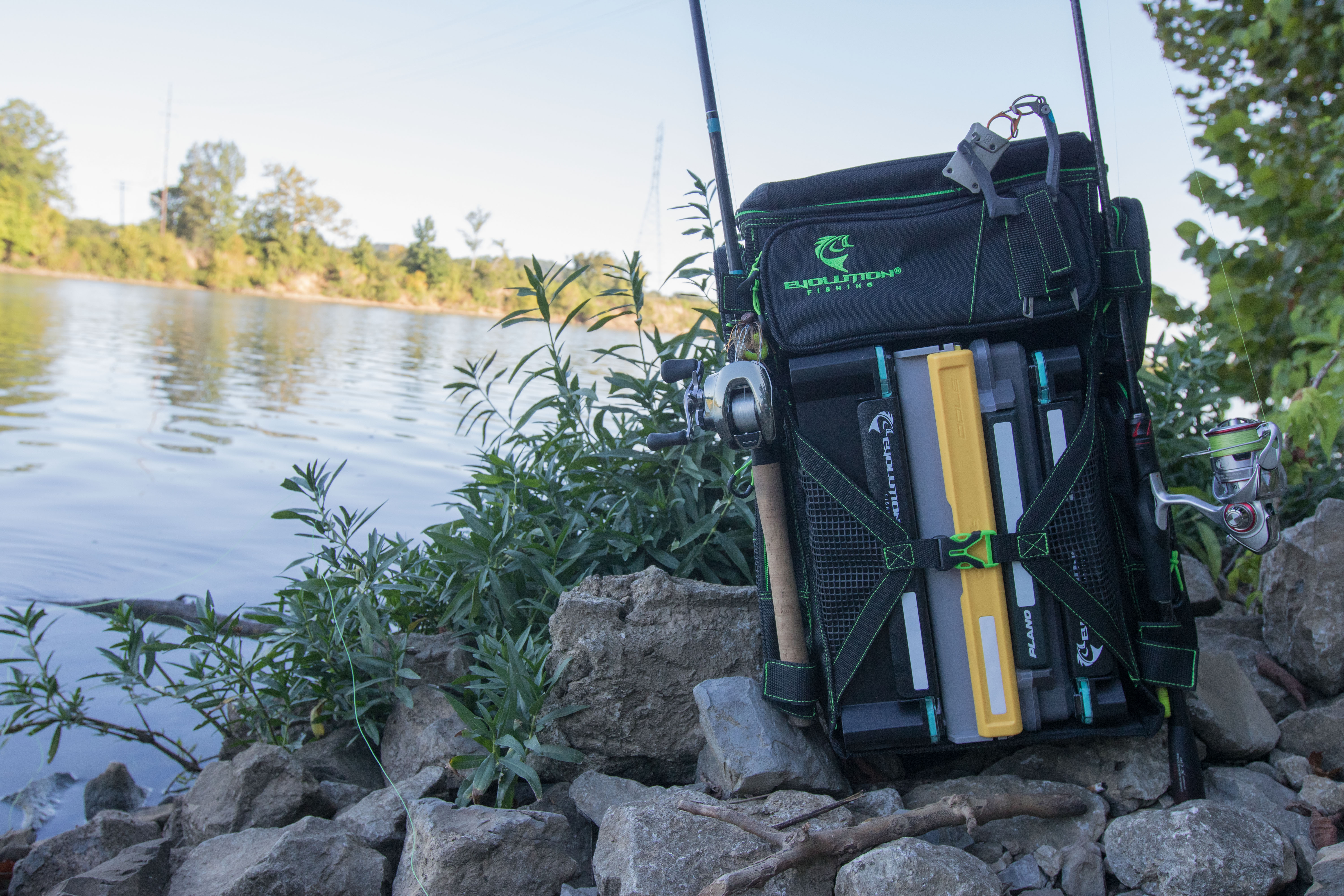 Le sac à dos de pêche Evolution Fishing Drift se niche dans une rivière.