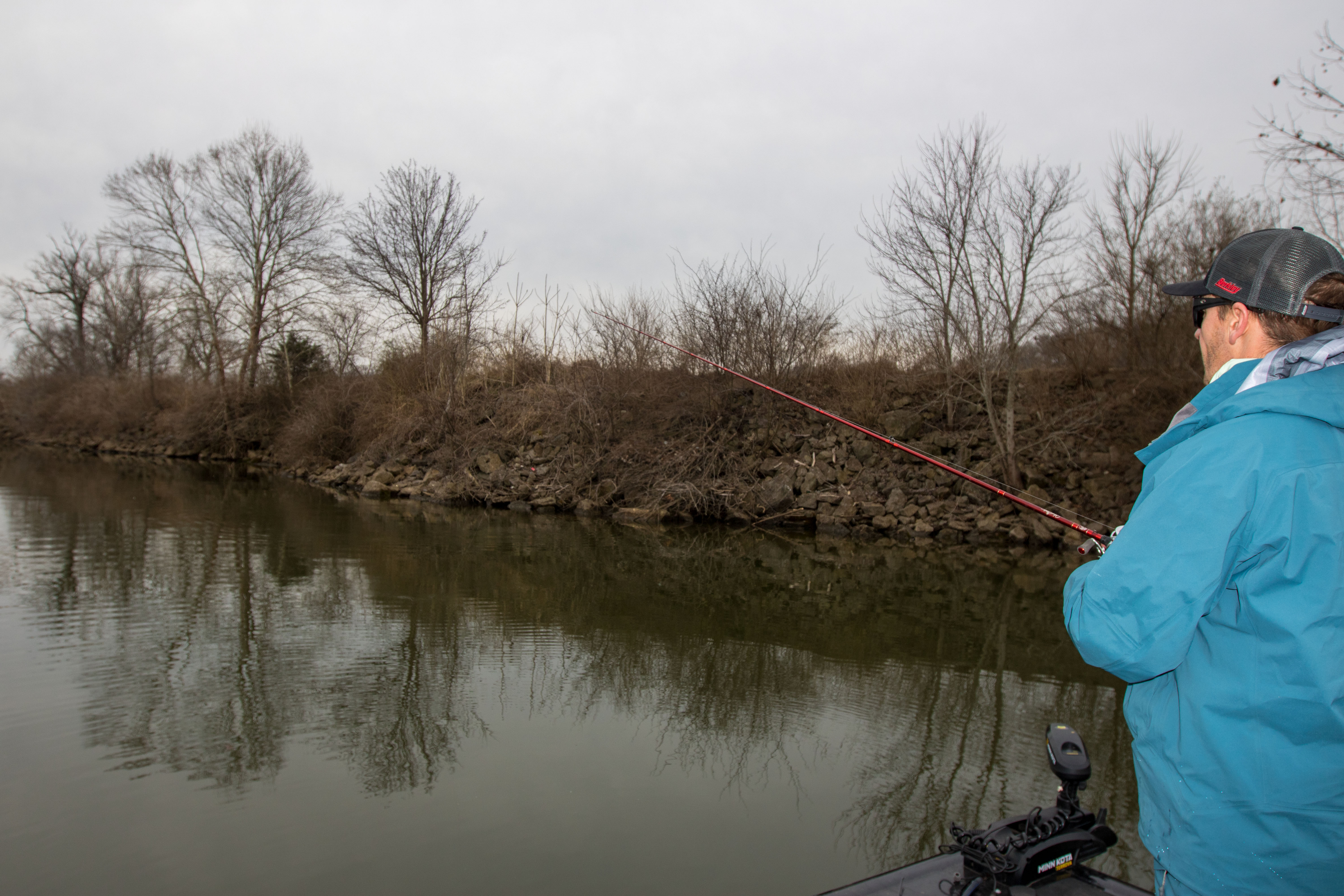 Un pêcheur à la ligne pêchant avec la canne Johnny Morris Platinum Signature.