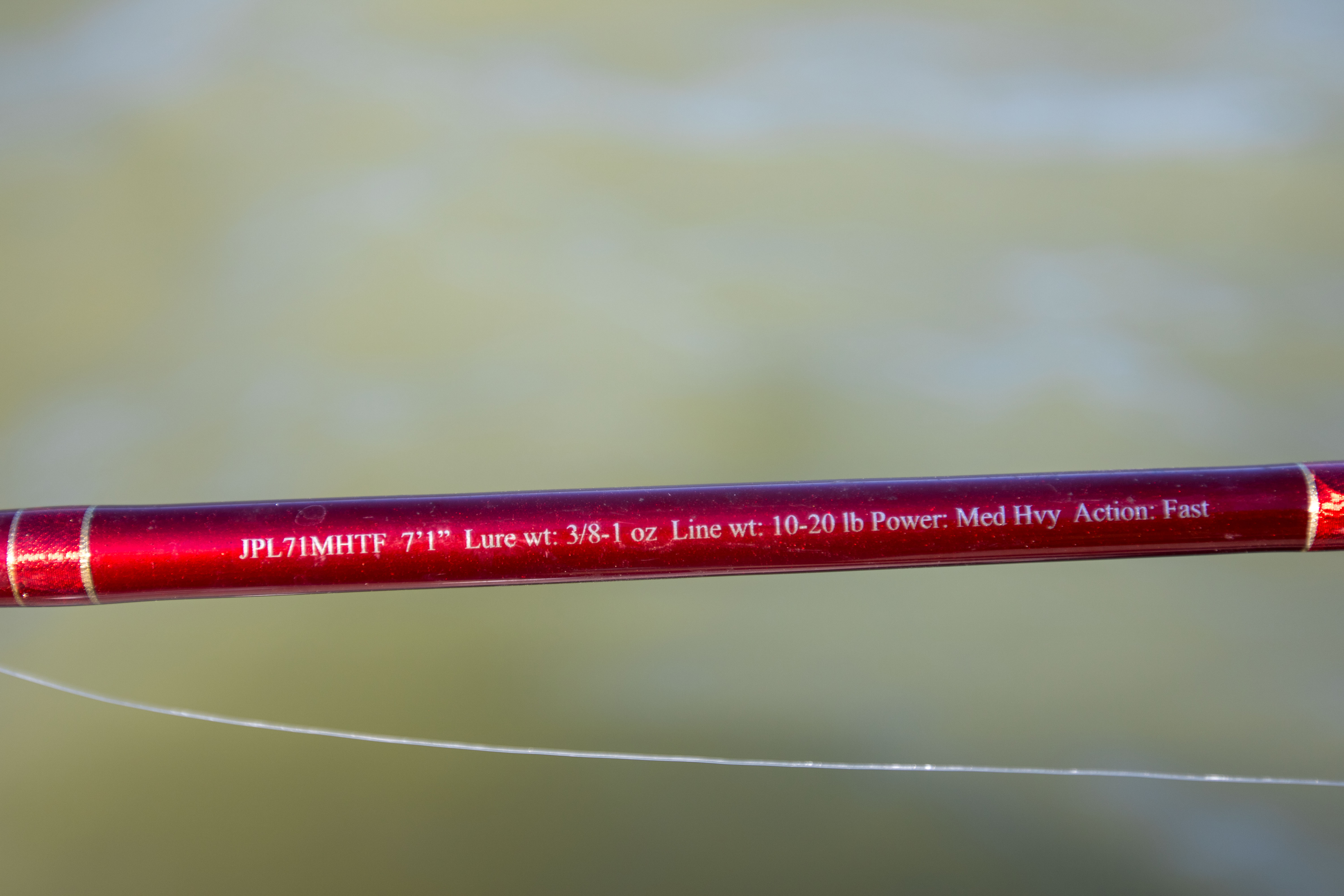 La note de canne du Bass Pro Johnny Morris Rod indiquée sur le blanc.