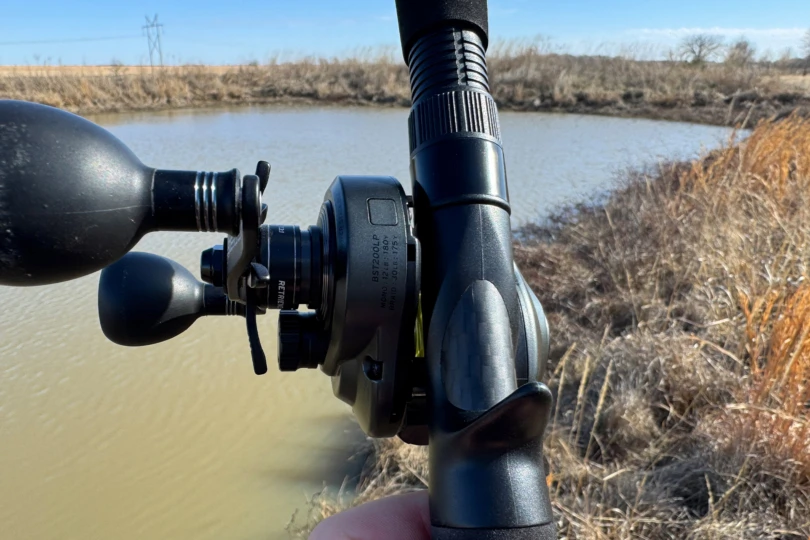 Profil latéral du moulinet Abu Garcia Beast Baitcasting Combo montrant les détails du modèle et l'assemblage de la poignée