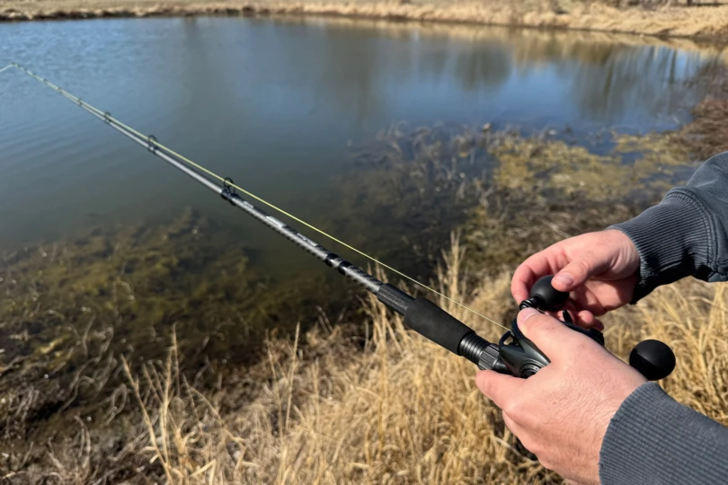 Le combo Abu Garcia Beast est lancé au bord d’un étang herbeux