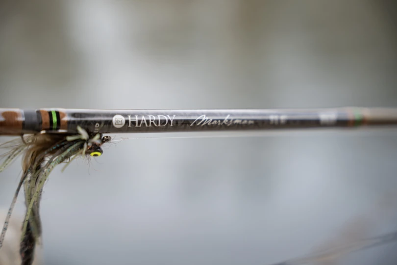 Un bar vole à côté de l'étiquette sur la canne à mouche Hardy Marksman.